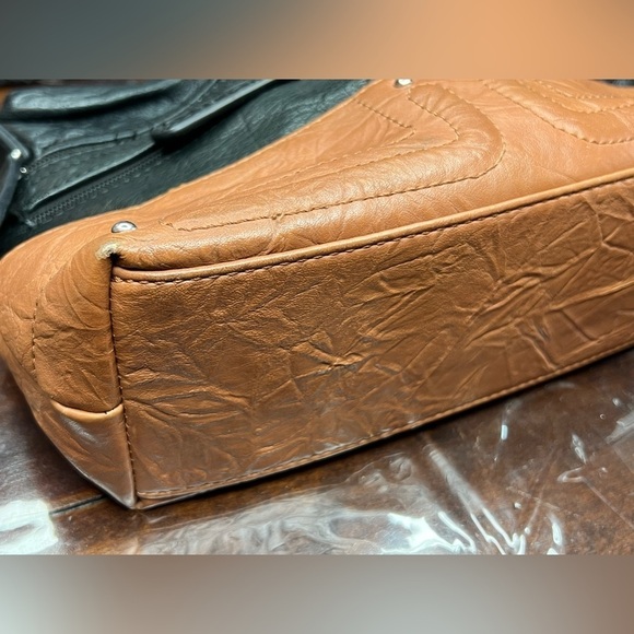 BIN046.2 Stone Mountain Irena Hobo Black and Tan - Picture 10 of 13